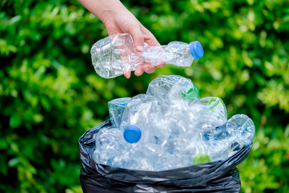 Campaña de donación de papel y botellas de plástico